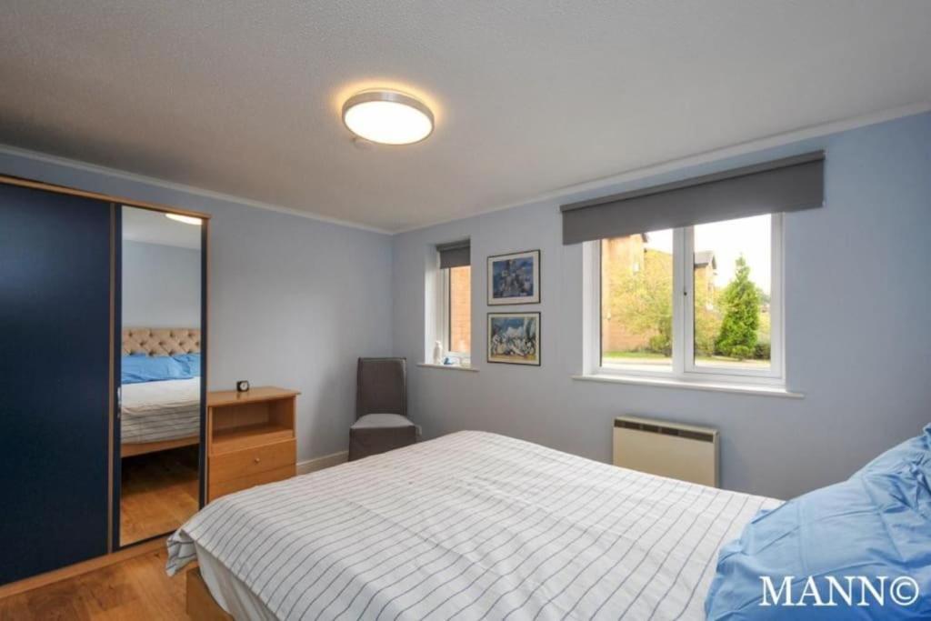 Morden Flat Close To Dlr Station With Free Parking Лондон Екстер'єр фото