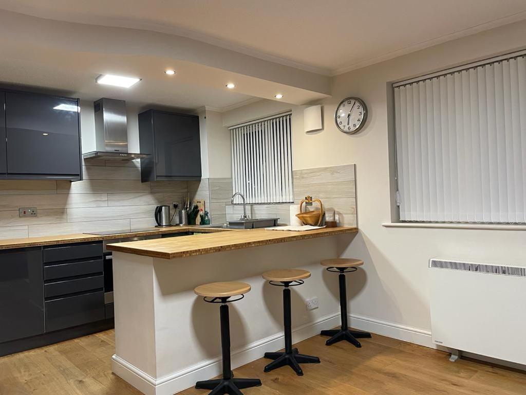 Morden Flat Close To Dlr Station With Free Parking Лондон Екстер'єр фото