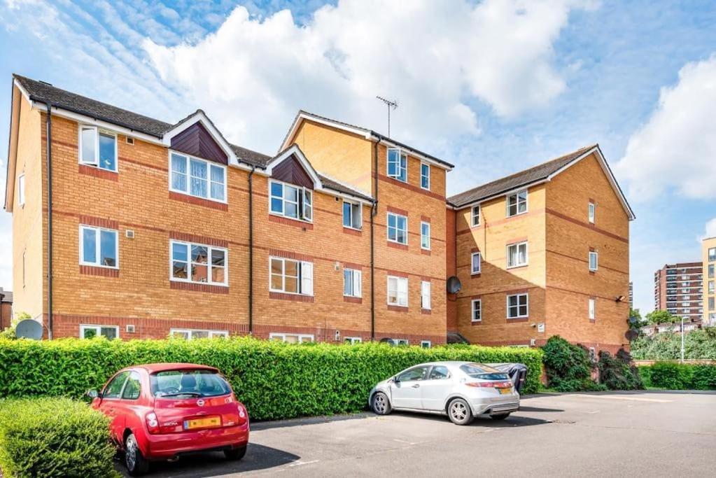 Morden Flat Close To Dlr Station With Free Parking Лондон Екстер'єр фото